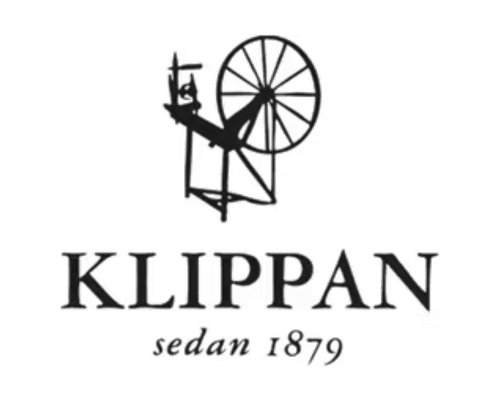 Logotype för Klippan. Svart text med "Klippan" i versaler och en illustration av en svart vävstol över.