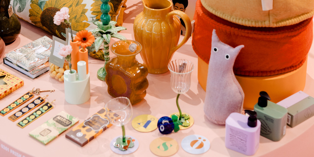 Ett bord med massor av olika föremål.