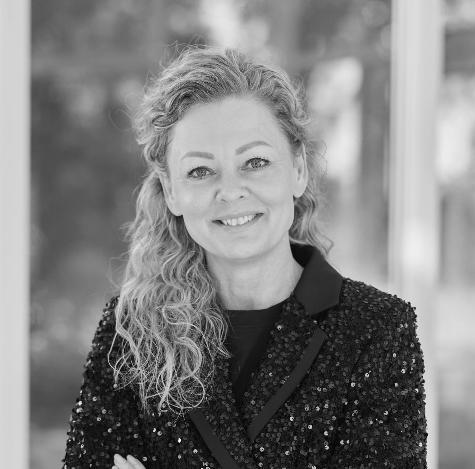 Louise har en paljettkavaj och ler in i kameran.