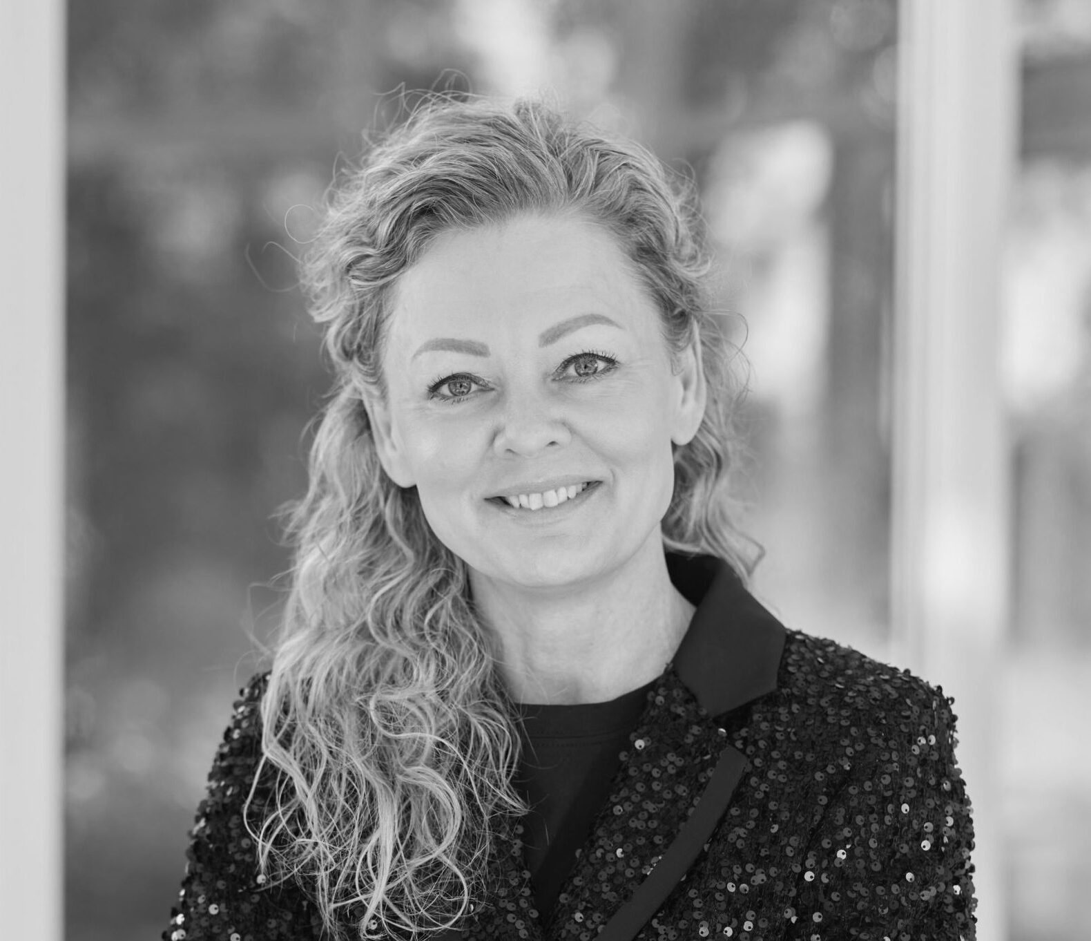 Louise_Byg_Kongsholm Louise har en paljettkavaj och ler in i kameran.