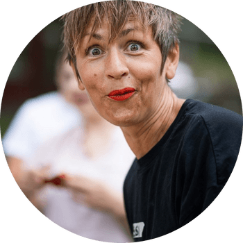 Porträttbild på Evelina Kroon i rutig tröja samt kavaj.