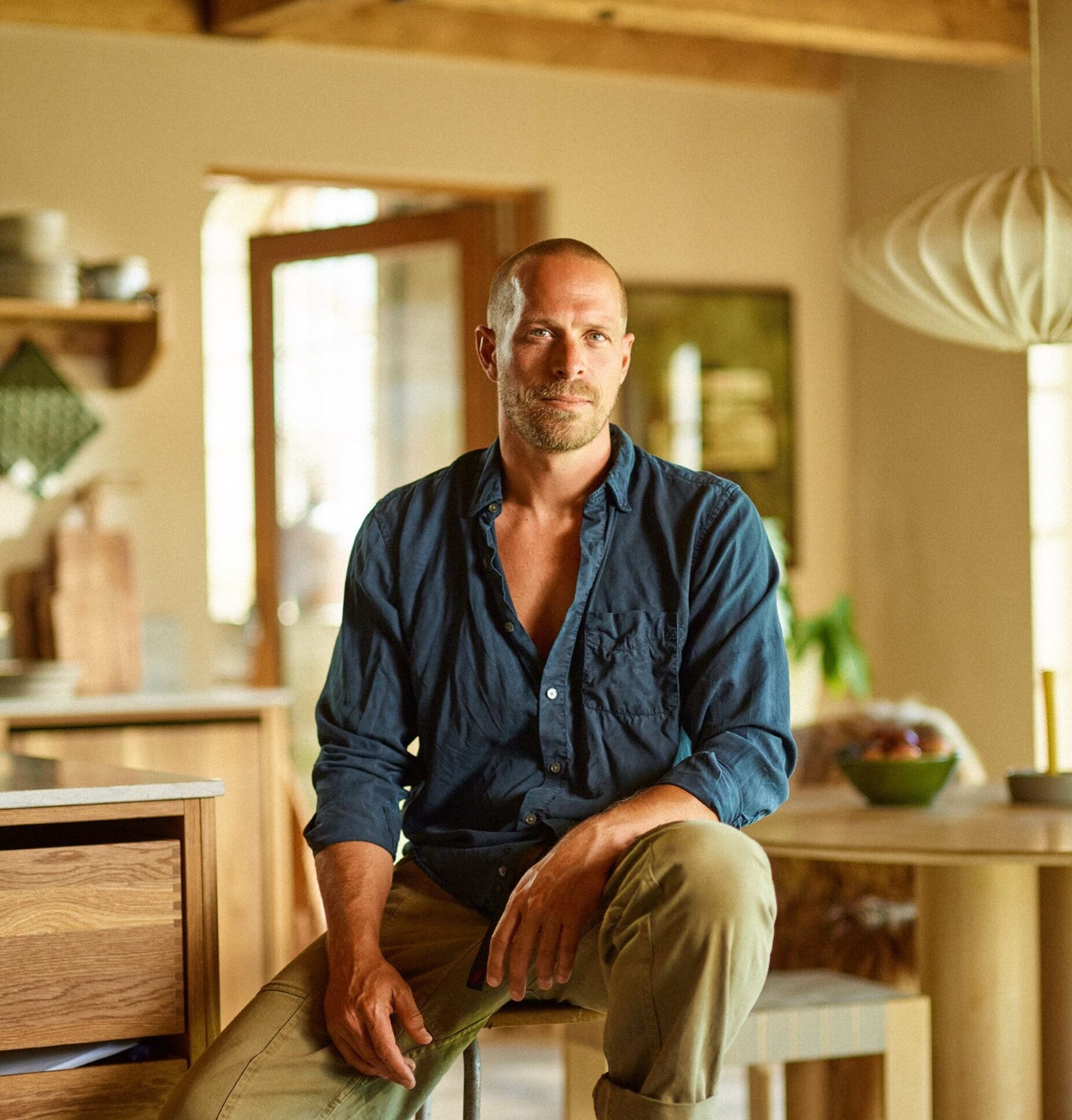 Gustav Ovland Gustav sitter på en barstol och tittar in i kameran.