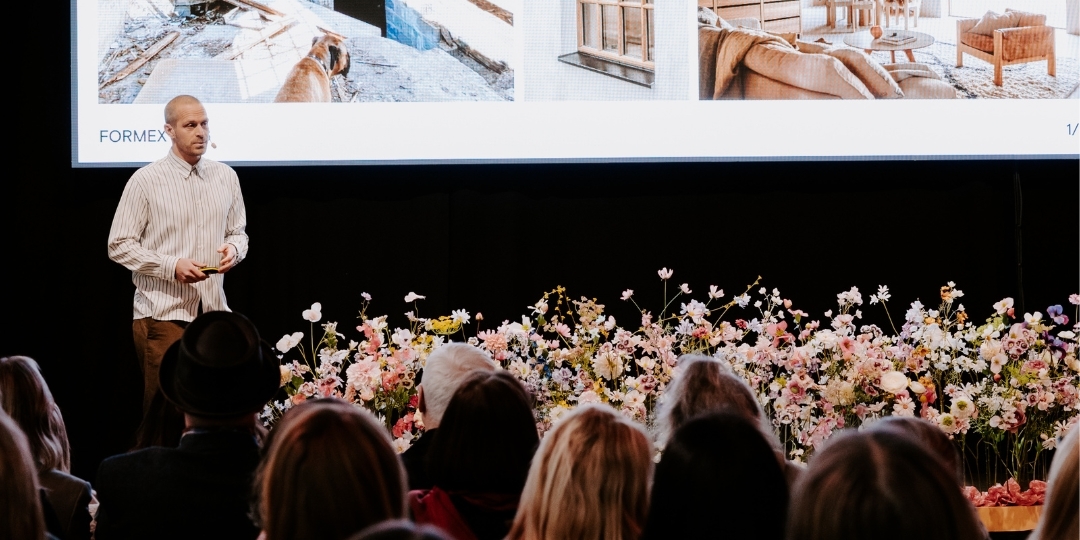 Design talents webbilder Gustav Ovland på scenen under Formex