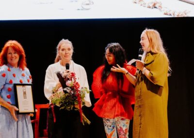 Malin Lindgren, Stickkan och Anna Starrén, kreatör tar emot pris på Formex scen.