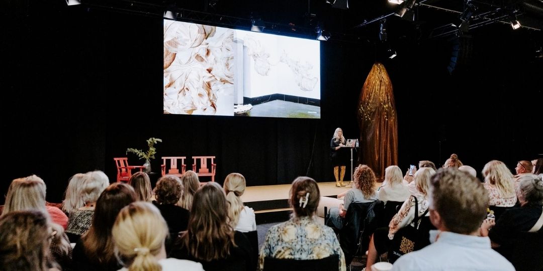 Elin Frendberg föreläser om kommande säsongs inredningstrender.